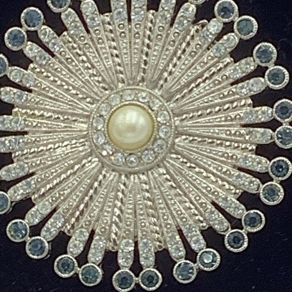 Silver Starburst Brooch with Pearl Center and Rhinestones - Picture 4 of 9
